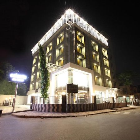 Celestia The Hotel Ахмедабад Екстериор снимка